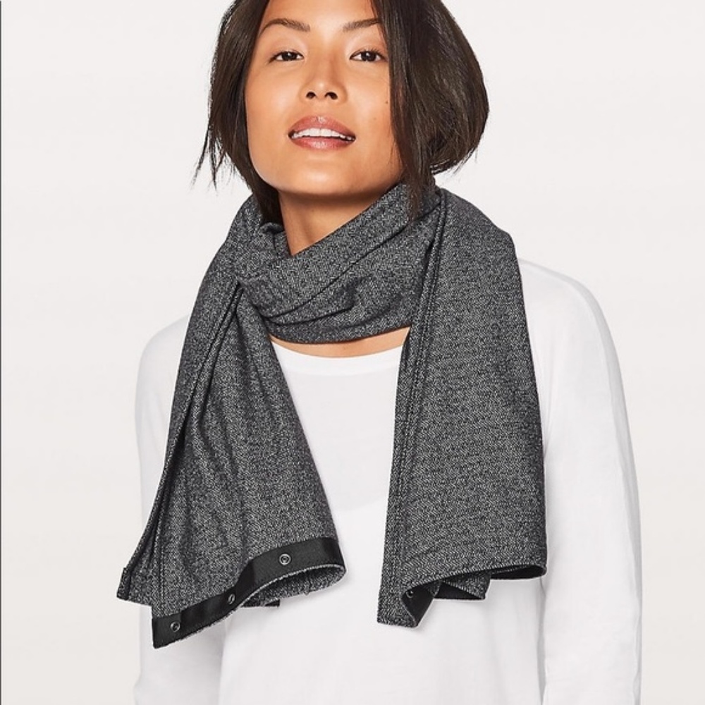 Lululemon Vinyasa Scarf in Heathered Black